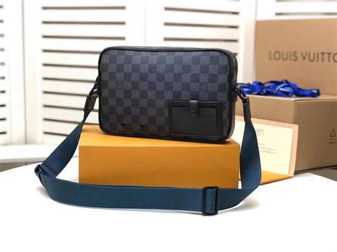 Túi đeo chéo Louis Vuitton hàng hiệu siêu cấp.